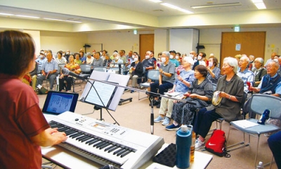 写真：歌いながら楽器を演奏する参加者