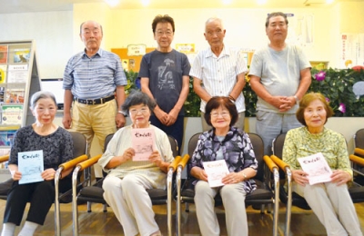 写真：来場を呼びかける「炭かすの街詩社」の同人ら