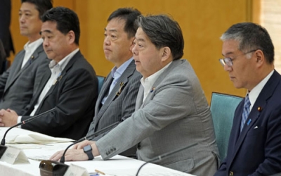 写真：東京電力福島第１原発事故の除染土を巡る全閣僚会議で、あいさつする林官房長官（右から２人目）＝２６日午前、首相官邸