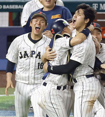 写真：２０２３年３月、ＷＢＣ決勝で米国を破って優勝を果たし、大喜びの大谷翔平（手前右）と山本由伸（左）ら＝マイアミ（共同）