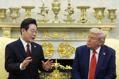 写真：２５日、米ホワイトハウスで会談するトランプ大統領（右）と韓国の李在明大統領（ＡＰ＝共同）