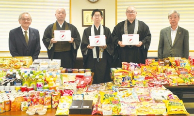 写真：善意を届けた（右２人目から）岡部副住職、日笠住職、岸田住職