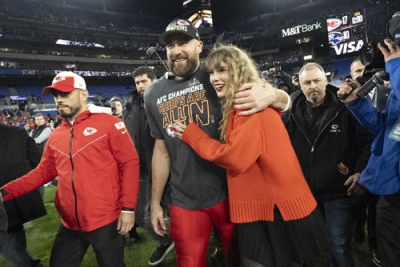 写真：ＮＦＬの試合後、一緒に歩くテイラー・スウィフトさん（中央右）とトラビス・ケルシーさん＝２０２４年１月、米メリーランド州ボルティモア（ＡＰ＝共同）