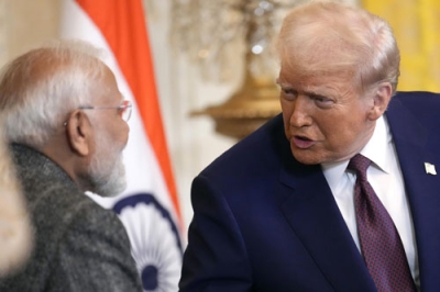 写真：米ホワイトハウスで行われた記者会見中にインドのモディ首相（左）に話しかけるトランプ大統領＝２月１３日、ワシントン（ＡＰ＝共同）