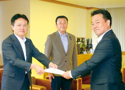 写真：文書で支援の申し入れを行う（左から）大塩町長、小西議長と受け取る金澤市長