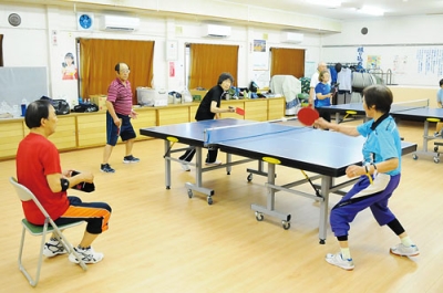 写真：エアコンが設置された町内会館で卓球を楽しむ地域住民ら＝高砂第三町会館