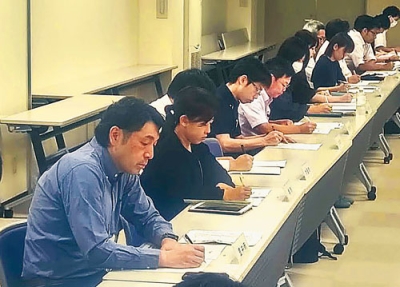写真：処理状況を確認する西日本エリアの自治体職員