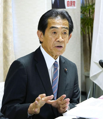 写真：自民党の総裁選挙管理委員会後、記者団の取材に応じる逢沢一郎委員長＝２７日午後、東京・永田町の党本部