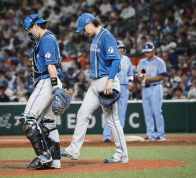 写真：４回、西武に勝ち越され、降板する日本ハム・山崎。捕手伏見＝ベルーナドーム
