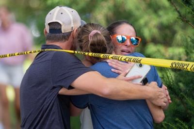 写真：銃乱射事件の後、家族と再会し喜ぶ人たち＝２７日、米ミネソタ州ミネアポリス（ロイター＝共同）