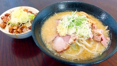 写真：ラーメンとご飯もの、ボリューム満点のセットメニュー