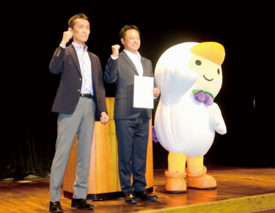 写真：「イクボス宣言」を行った金澤市長（中央）