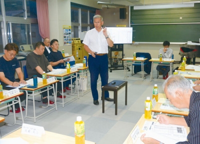 写真：町内３校の適正配置に向けた議論を始めた検討委の第１回会議