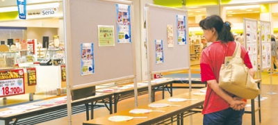 写真：個性あふれる作品が並ぶ室蘭養護学校地域作品展