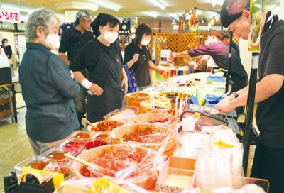 写真：うまいもの市で買い物を楽しむ客