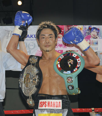 写真：東洋太平洋、日本ライトフライ級王座決定戦を制しガッツポーズの谷口将隆＝大阪市住吉区