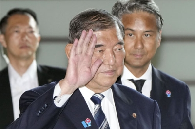 写真：首相官邸に入る石破首相（手前）＝２９日午前