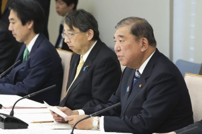 写真：原子力関係閣僚会議であいさつする石破首相（右）＝２９日午前、首相官邸