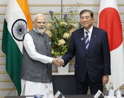 写真：会談前、インドのモディ首相（左）と握手する石破首相＝２９日午後、首相官邸