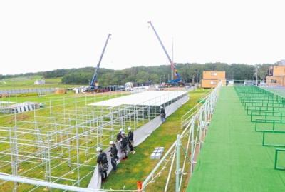 写真：設営準備が進む室蘭満天花火の会場