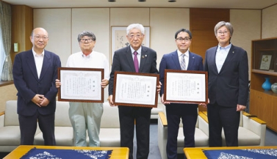 写真：堀井市長（右端）から感謝状を受け取る３社の関係者ら