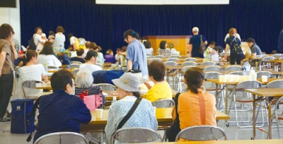 写真：地域住民らが避難した室ガス文化センター＝７月３０日