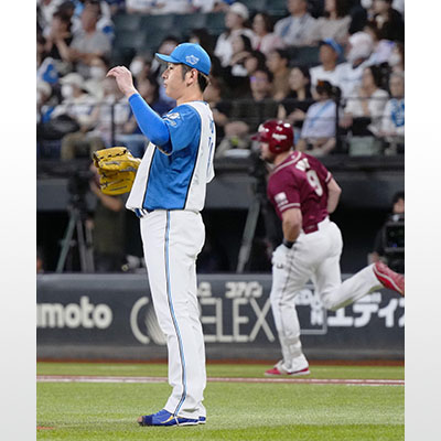 写真：１回、楽天・ボイト（奥）に先制ソロを浴びた日本ハム・加藤貴＝エスコンフィールド