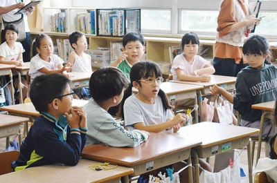 写真：スタディちゃんの家について考える子どもたち