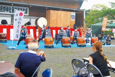 写真：迫力ある演奏を披露する北海みゆき太鼓