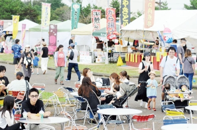 写真：大勢の市民らでにぎわうスワンフェスタの会場