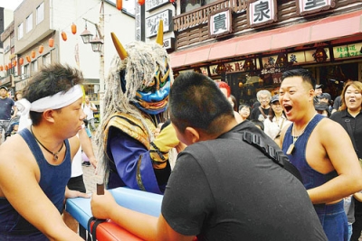 写真：腕相撲で圧倒的な強さをみせた湯鬼神＝３１日午後２時１０分