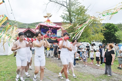 写真：「わっしょい」とかけ声を上げる裸みこしの担ぎ手ら