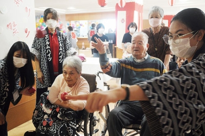 写真：縁日の的当てを楽しむ利用者ら