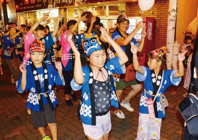 写真：極楽通り歩行者天国で鬼踊り大群舞を楽しむ参加者ら＝８月３１日午後６時５０分