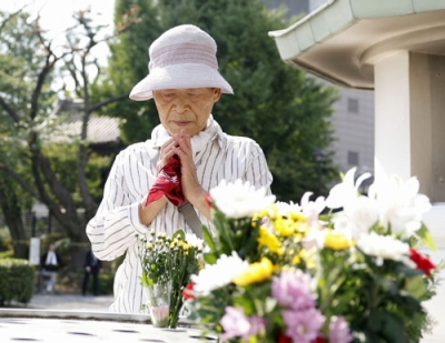 写真：東京都慰霊堂で手を合わせる女性＝１日午前、東京都墨田区