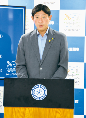 写真：定例記者会見に臨む青山市長。津波警報の教訓を防災対策に生かしていく方針を説明した