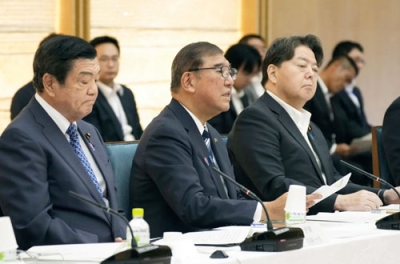 写真：「新しい地方経済・生活環境創生本部」の会合で発言する石破首相（中央）＝２日午前、首相官邸
