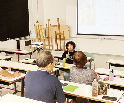 写真：参加者に向けて解説する三浦さん