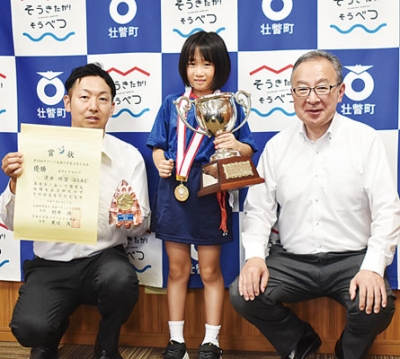 写真：田鍋町長（右）に全国優勝を報告した清水さん（中央）