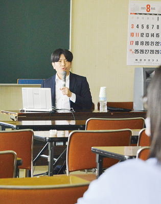 写真：発達に課題のある子どもの子育てやサポートについて助言する藤光さん