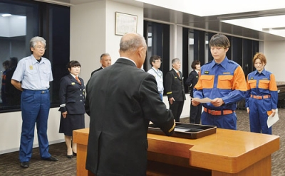 写真：野呂団長から辞令を受け取る笹原さん