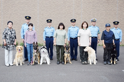 写真：新たに嘱託を受けた警察犬６頭と飼い主ら