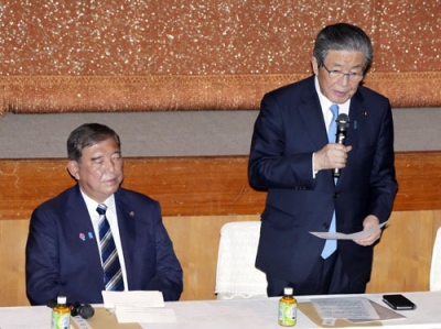 写真：自民党の両院議員総会で発言する森山幹事長。参院選の総括報告書取りまとめを終え、退任の意向を表明した。左は総裁の石破首相＝２日午後、東京・永田町の党本部