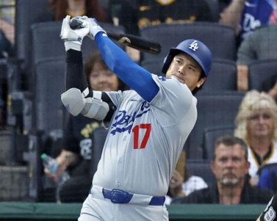 写真：パイレーツ戦の３回、４６号ソロを放つドジャース・大谷＝ピッツバーグ（共同）