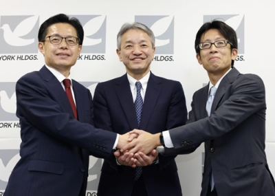 写真：記者会見を終え握手する（左から）ヨーカ堂の山本哲也社長、ヨークＨＤの石橋誠一郎社長、ベインキャピタルの西直史氏＝３日午前、東京都葛飾区