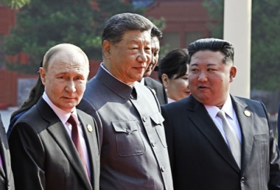 写真：抗日戦争勝利８０年記念行事に出席した中国の習近平国家主席（中央）とロシアのプーチン大統領（左）、北朝鮮の金正恩朝鮮労働党総書記＝３日、北京（タス＝共同）