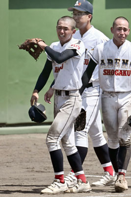 写真：軟式野球の全国高校選手権決勝で敗れ、悔しがるあべの翔学の増野葵主将（左）＝明石トーカロ