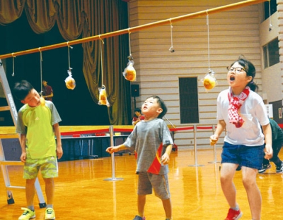 写真：パン食い競争を楽しむ子どもたち