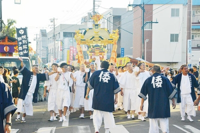 写真：手づくり祭りで歩行者天国となった道道を練り歩く刈田神社のみこし渡御＝昨年９月８日