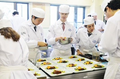 写真：料理を盛り付ける留学生たち